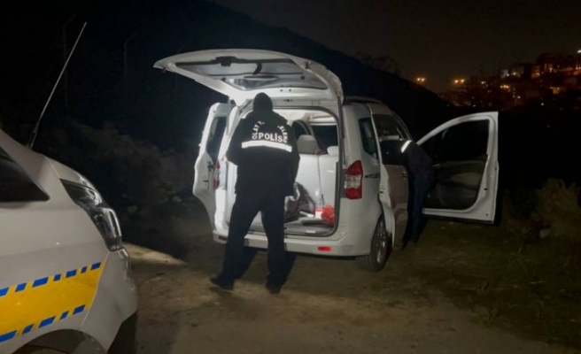 Kocaeli'de trafik ve asayiş uygulamasından kaçan hafif ticari aracın çarptığı polis yaralandı