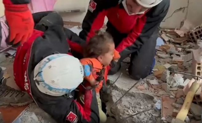 Kocaeli'den giden arama kurtarma ekibi Adıyaman'da enkazdan 3 kişiyi sağ çıkardı