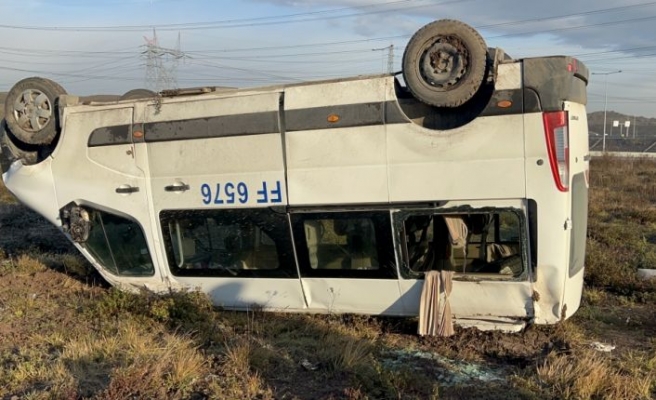 Kuzey Marmara Otoyolu gişelerinde devrilen servis minibüsündeki 9 kişi yaralandı