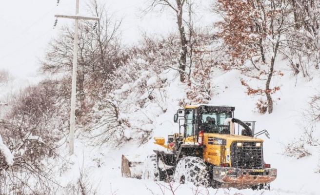 Sakarya'da kardan kapanan mahalle yolları ulaşıma açıldı