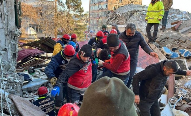 Sakarya'dan Kahramanmaraş'a giden ekipler 37 saat sonra 3 kişiyi enkazdan kurtardı