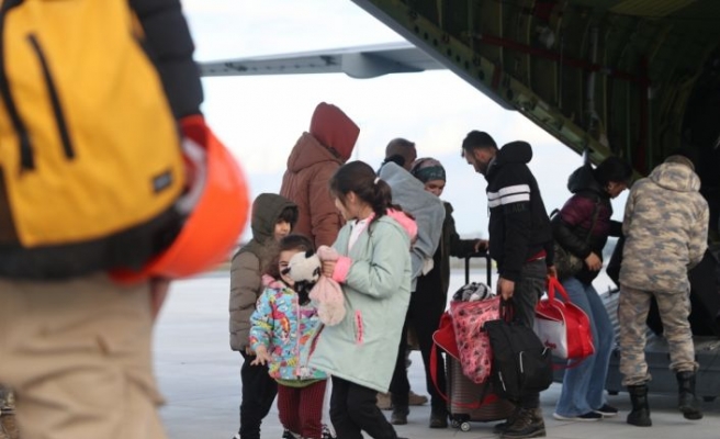 Tahliye talebinde bulunan 32 depremzede TSK’nın kargo uçağıyla İstanbul’a getirildi
