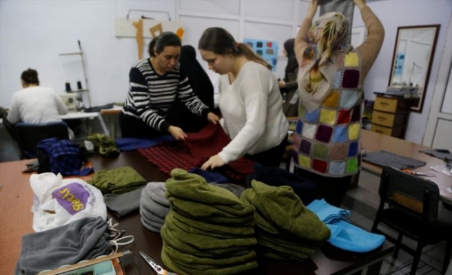 Trakyalı kadınlar “asrın felaketi“ni yaşayan depremzedeler için kışlık giysi dikiyor