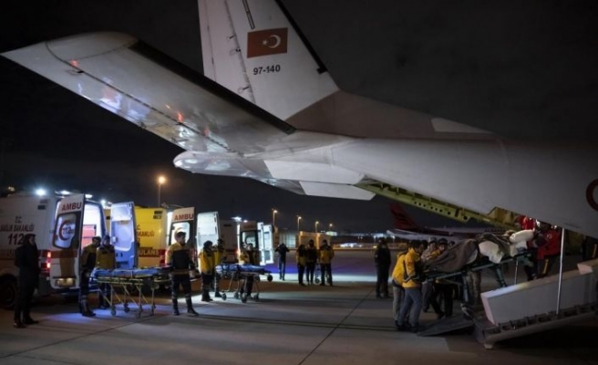Yaralı 5 depremzede askeri ambulans uçakla İstanbul'a getirildi