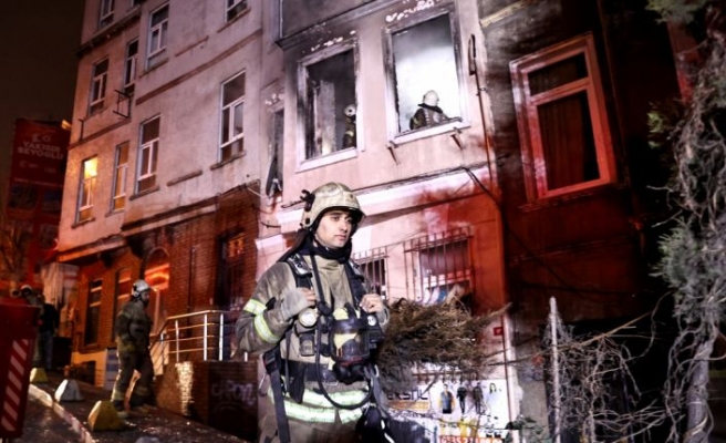 Beyoğlu'nda bir binada çıkan yangın söndürüldü