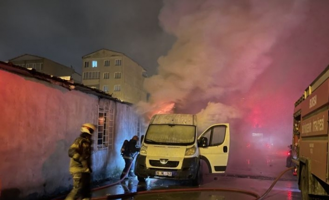 Bursa'da hurda deposunda çıkan yangın söndürüldü