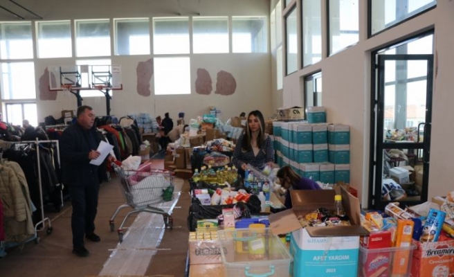 Misafir edilen depremzedeler ihtiyaçlarını sosyal marketten karşılıyor