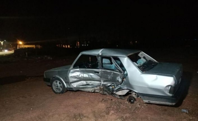 Hafif ticari araçla otomobilin çarpıştığı kazada 2 depremzede yaralandı