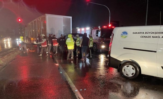 Konteyner yüklü tıra çarpan minibüs sürücü öldü, 2 kişi yaralandı