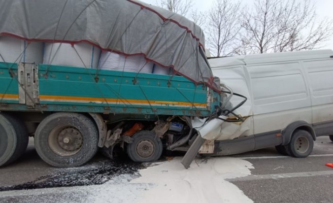 Bursa'da tıra çarpan kamyonetteki 2 kişi hayatını kaybetti