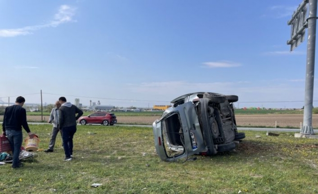 Edirne'de devrilen hafif ticari aracın sürücüsü yaralandı