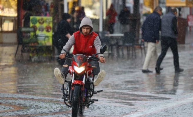 Edirne'de gök gürültülü sağanak ve dolu yağışı etkili oluyor