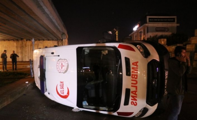 Kocaeli'de otobüsle çarpışıp devrilen ambulanstaki 3 sağlık görevlisi yaralandı