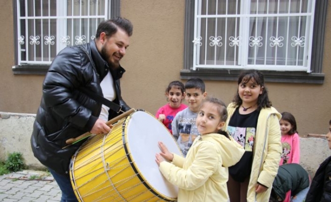 Müzisyen davul çalarak depremzede çocuklara moral verdi