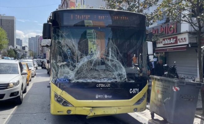 Ümraniye'de İETT otobüsünün çarptığı kamyonetin sürücüsü yaralandı