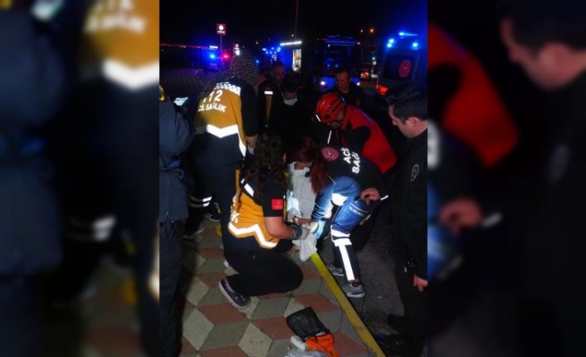 Balıkesir'de aydınlatma direğine çarparak devrilen minibüsteki 3 kişi yaralandı