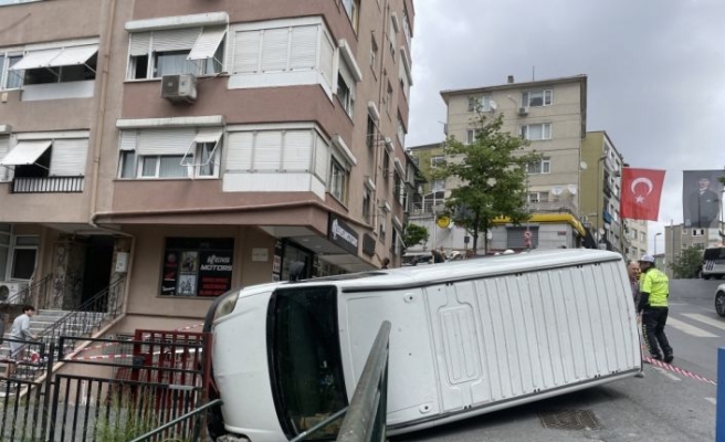 Beşiktaş'ta yokuş aşağı kayan minibüs yayaya çarptıktan sonra devrildi