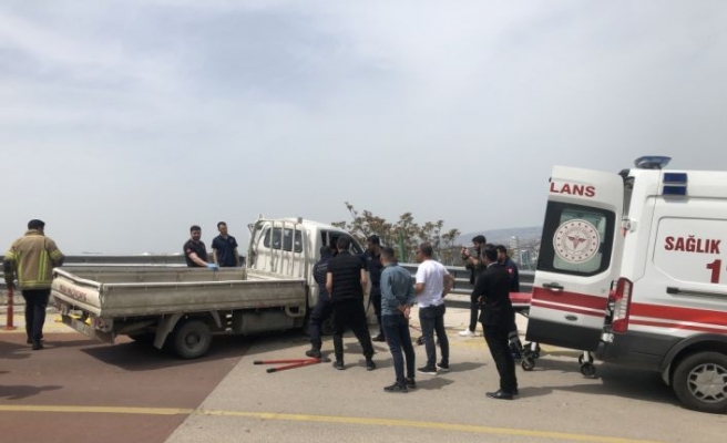 Bursa'da bariyerlere çarpan kamyonetin sürücüsü yaralandı