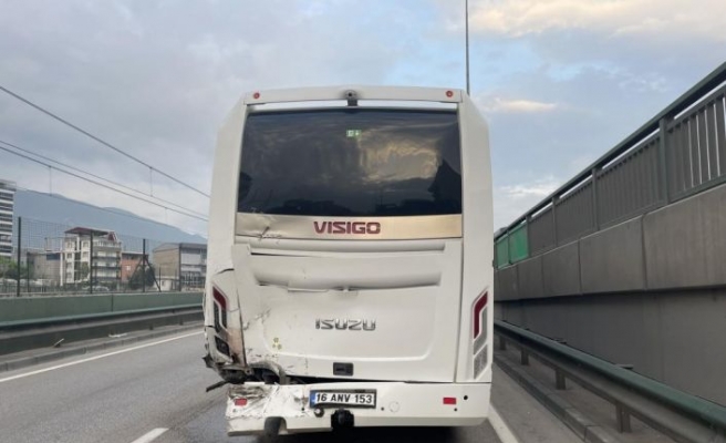 Bursa'da devrilen servis aracının sürücüsü yaralandı