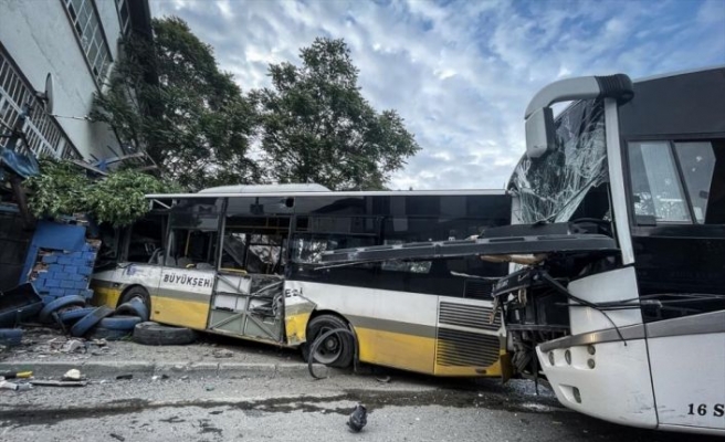 Bursa'da servis aracı ile özel halk otobüsünün çarpıştığı kazada sürücüler yaralandı