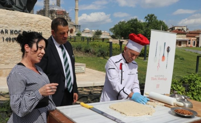 Edirne'de Türk Mutfağı Haftası kapsamında bademli kurabiye ikram edildi