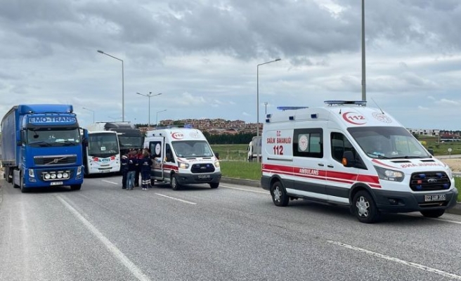 Edirne'de yolcu midibüsüyle tırın çarpıştığı kazada 2 kişi yaralandı