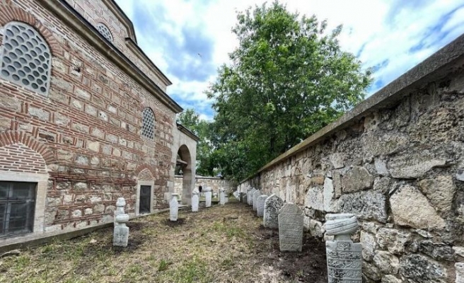 Osmanlı dönemi mezarlıkları ve hazireleri aslına uygun onarılıyor