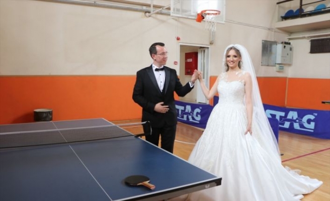 Edirneli çift düğün kıyafetleriyle masa tenisi oynayıp arkadaşlarını düğüne davet etti