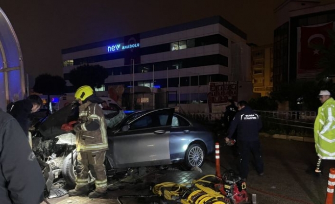 Bursa'da metro hattının duvarına çarpan otomobildeki 3 kişi öldü