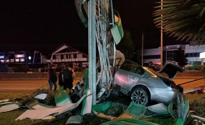 Kocaeli'de akaryakıt istasyonunun tabelasına çarpan otomobilin sürücüsü yaralandı
