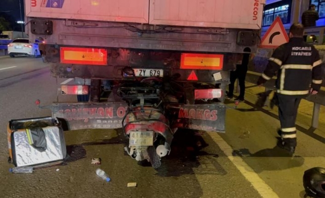 Kocaeli'de kaza yapan tıra çarpan motosikletli kurye öldü