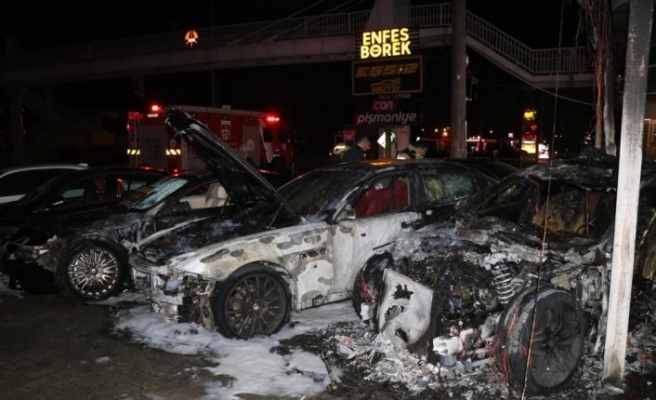 Kocaeli'de oto galeride çıkan yangında 4 otomobil zarar gördü