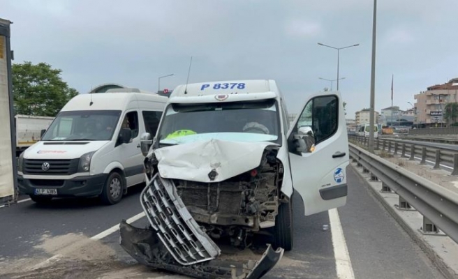 Kocaeli'de servis minibüsü ile hafif ticari araç çarpıştı, 2 kişi yaralandı