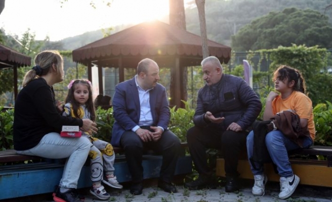 Sanayi ve Teknoloji Bakanı Varank Bursa'da depremzedelerle buluştu