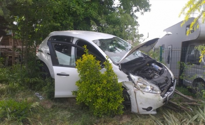 Sancaktepe'de virajı alamayıp kaldırıma çarpan otomobilin sürücüsü yaralandı