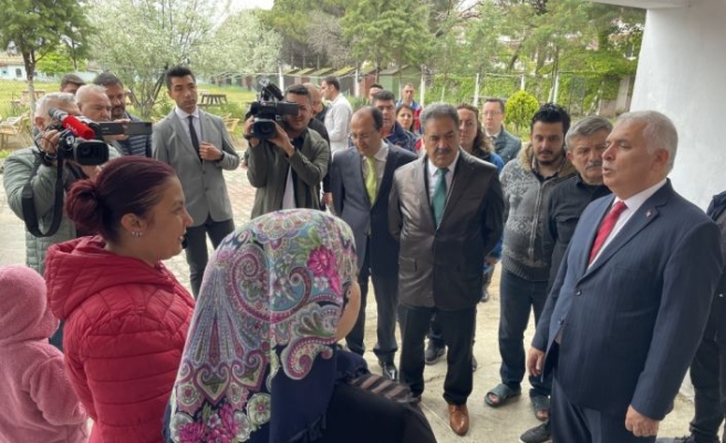 Tekirdağ Valisi belediyenin konaklamalarına son verme kararı aldığı depremzedeleri ziyaret etti