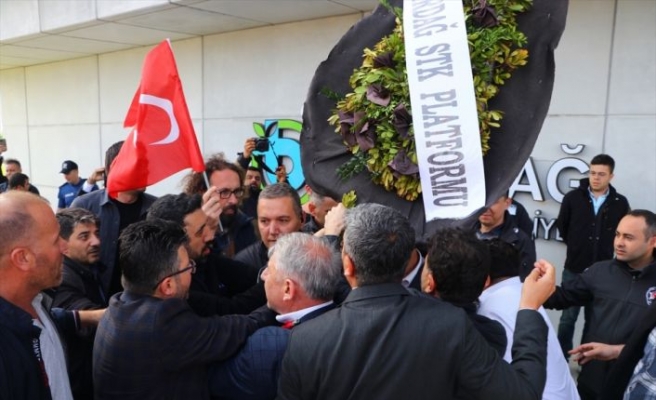 Tekirdağ'da STK'ler belediyenin depremzedelerin konaklamalarına son verme kararını protesto etti