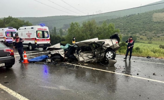 Balıkesir'de iki otomobilin çarpıştığı kazada 1 kişi öldü, 3 kişi yaralandı