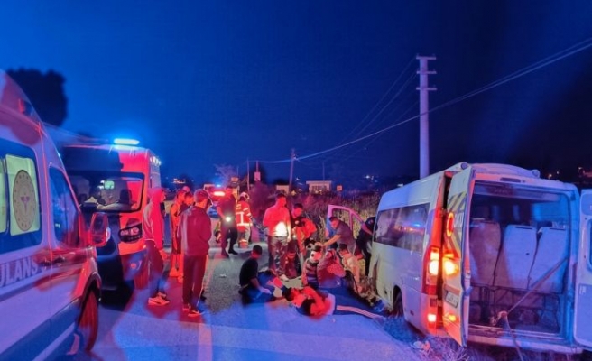 Balıkesir'de şarampole devrilen minibüsteki 14 kişi yaralandı