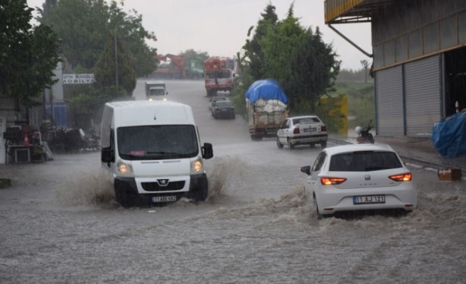 Bilecik'te şiddetli yağış sürücülere zor anlar yaşattı