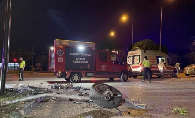 Bursa'da 2 otomobil çarpıştı, 2 kişi yaralandı
