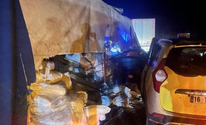 Bursa'da devrilen tırdan dökülen malzemelere çarpan taksideki 1 kişi öldü