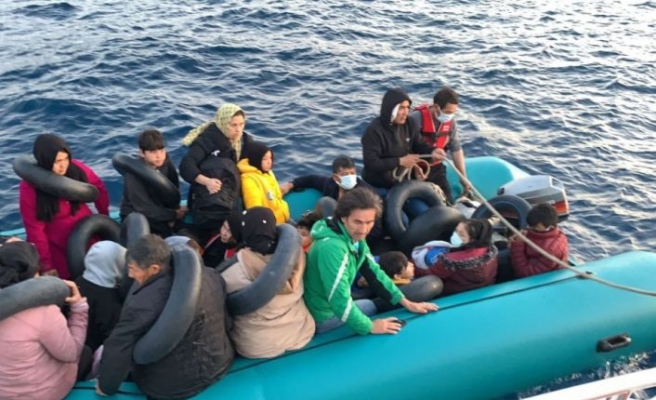 Çanakkale açıklarında lastik botlardaki 61 düzensiz göçmen karaya çıkarıldı