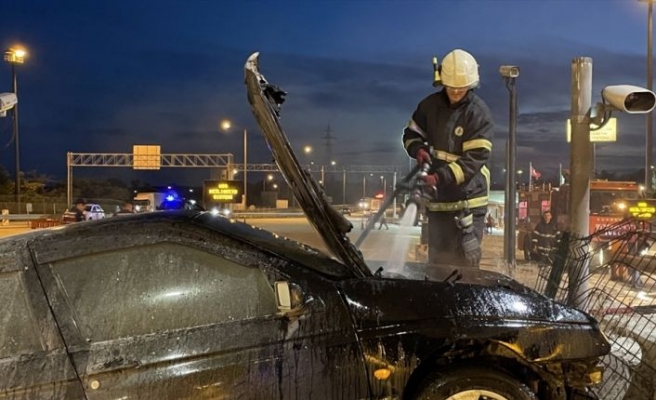 Edirne'de kaza yapan otomobilde çıkan yangın itfaiye ekiplerince söndürüldü