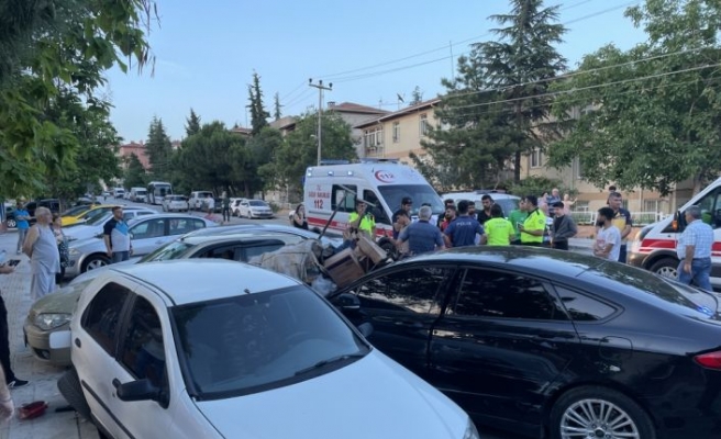 Edirne'de sürücünün direksiyon hakimiyetini kaybettiği otomobil 6 araca çarptı
