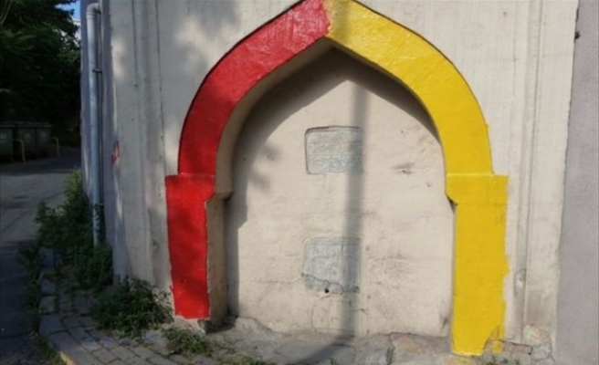Fatih Belediyesinden sarı kırmızı renge boyanan tarihi çeşme ile ilgili açıklama:
