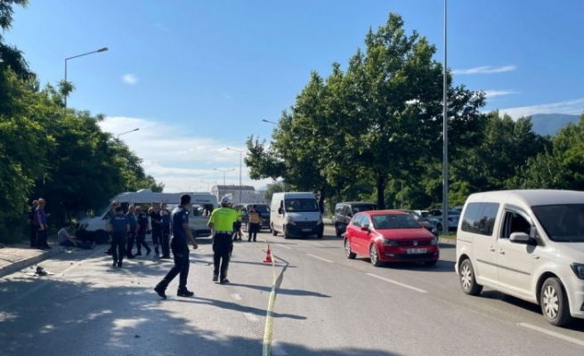 Bursa'da işçi servisiyle otomobilin çarpıştığı kazada 1 kişi öldü, 9 kişi yaralandı