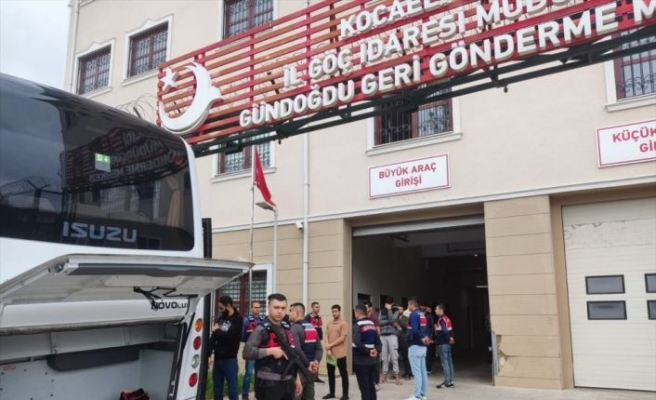 Kocaeli'de 10 düzensiz göçmen sınır dışı edildi