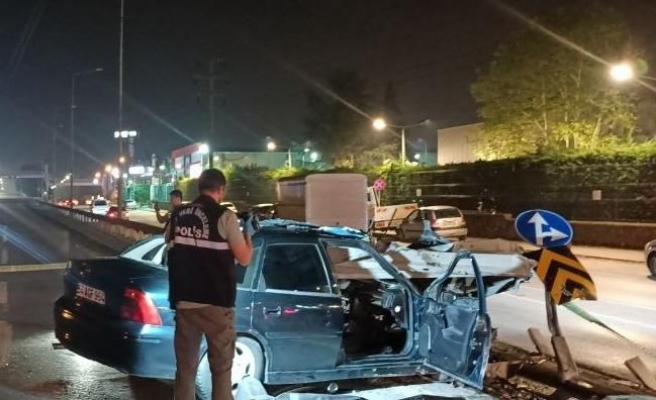 Kocaeli'de bariyerlere saplanan otomobildeki 1 kişi öldü