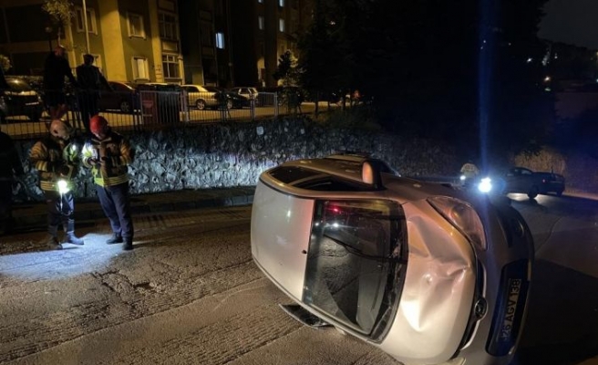 Kocaeli'de sürücü devrilen otomobilden yara almadan kurtuldu